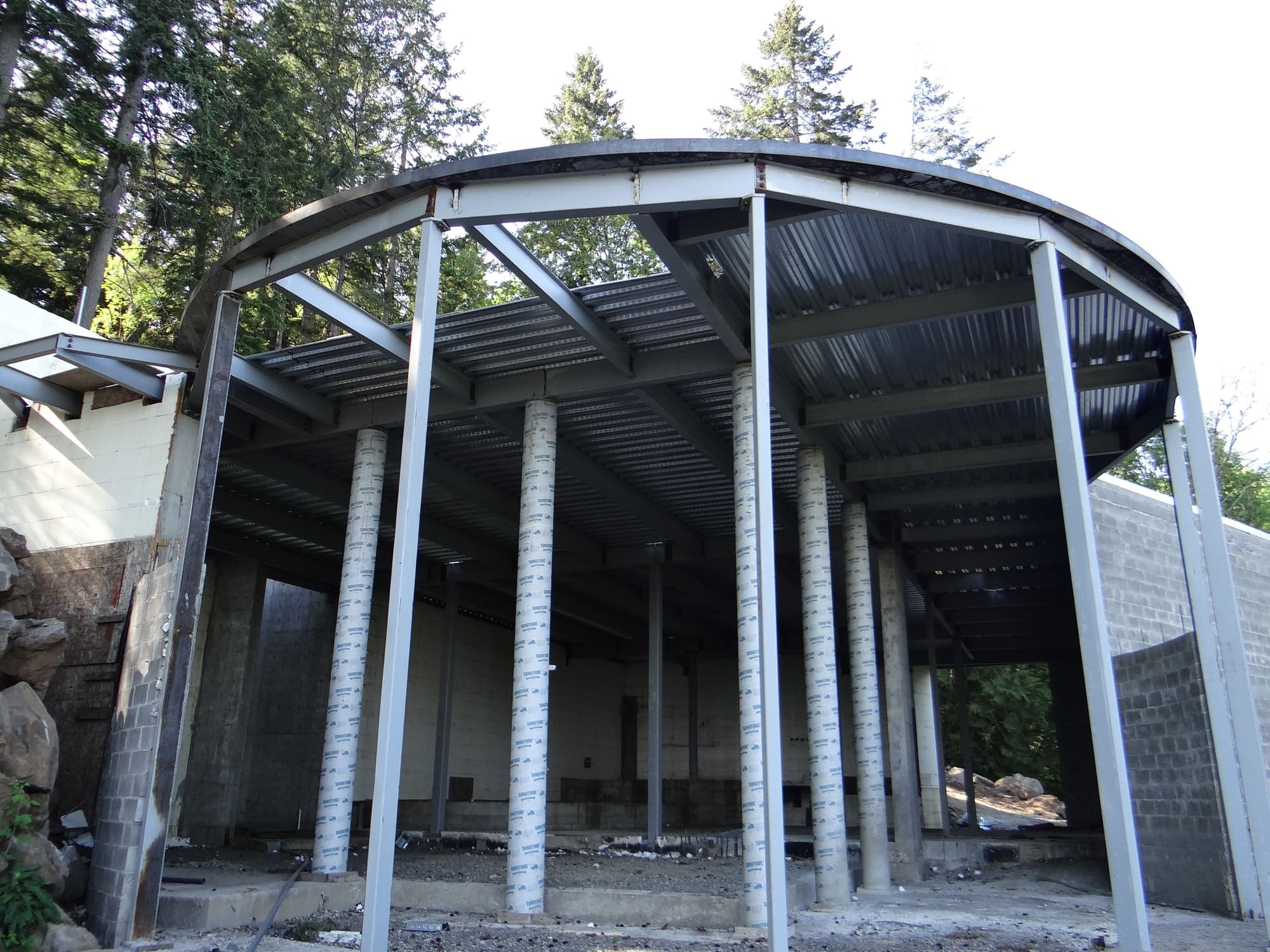 Curved steel frame construction