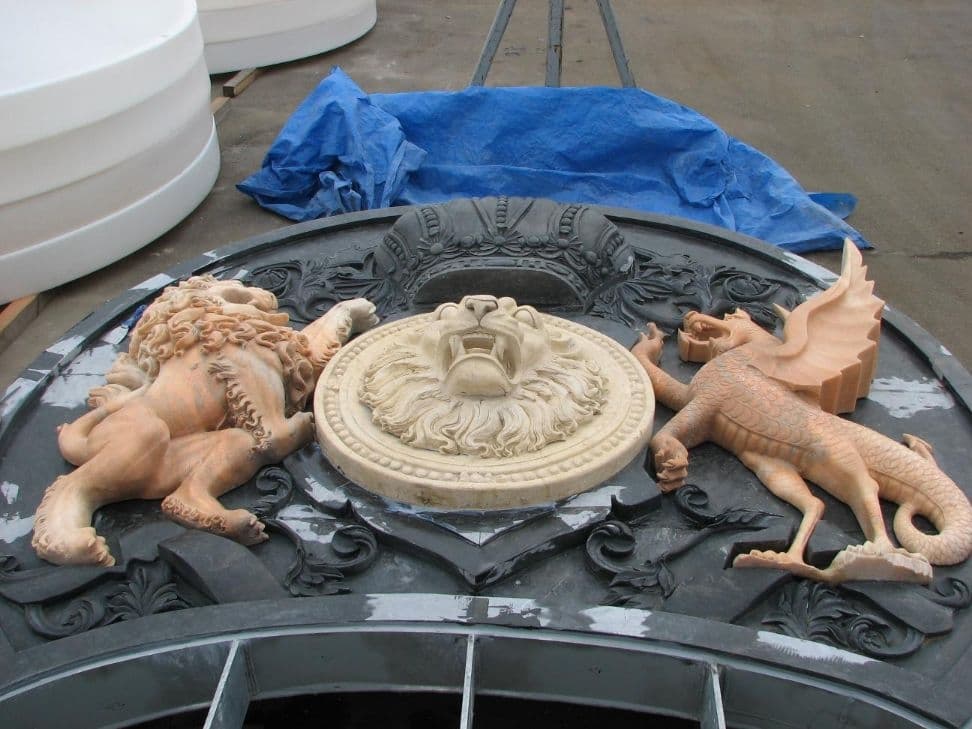 Lion dragon crest assembly