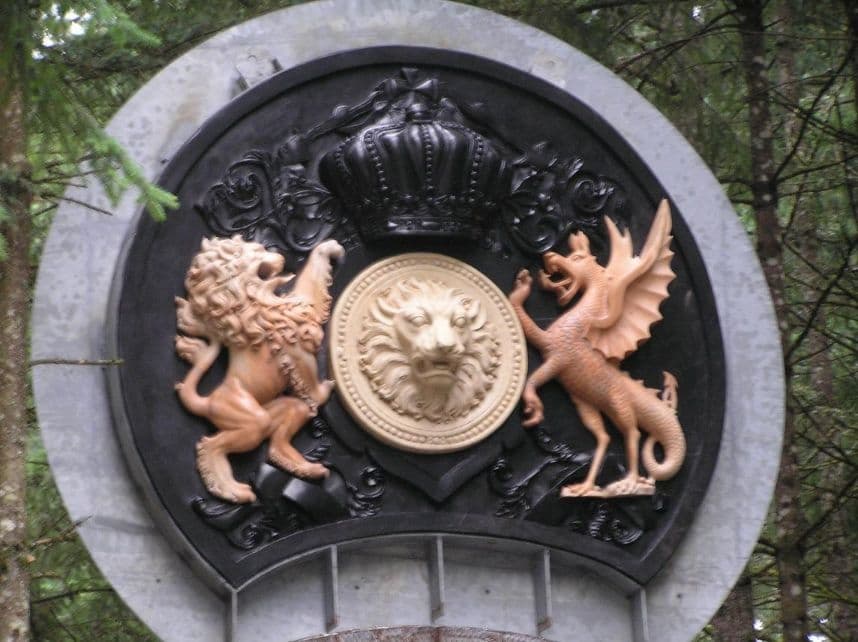 Lion dragon crest medallion