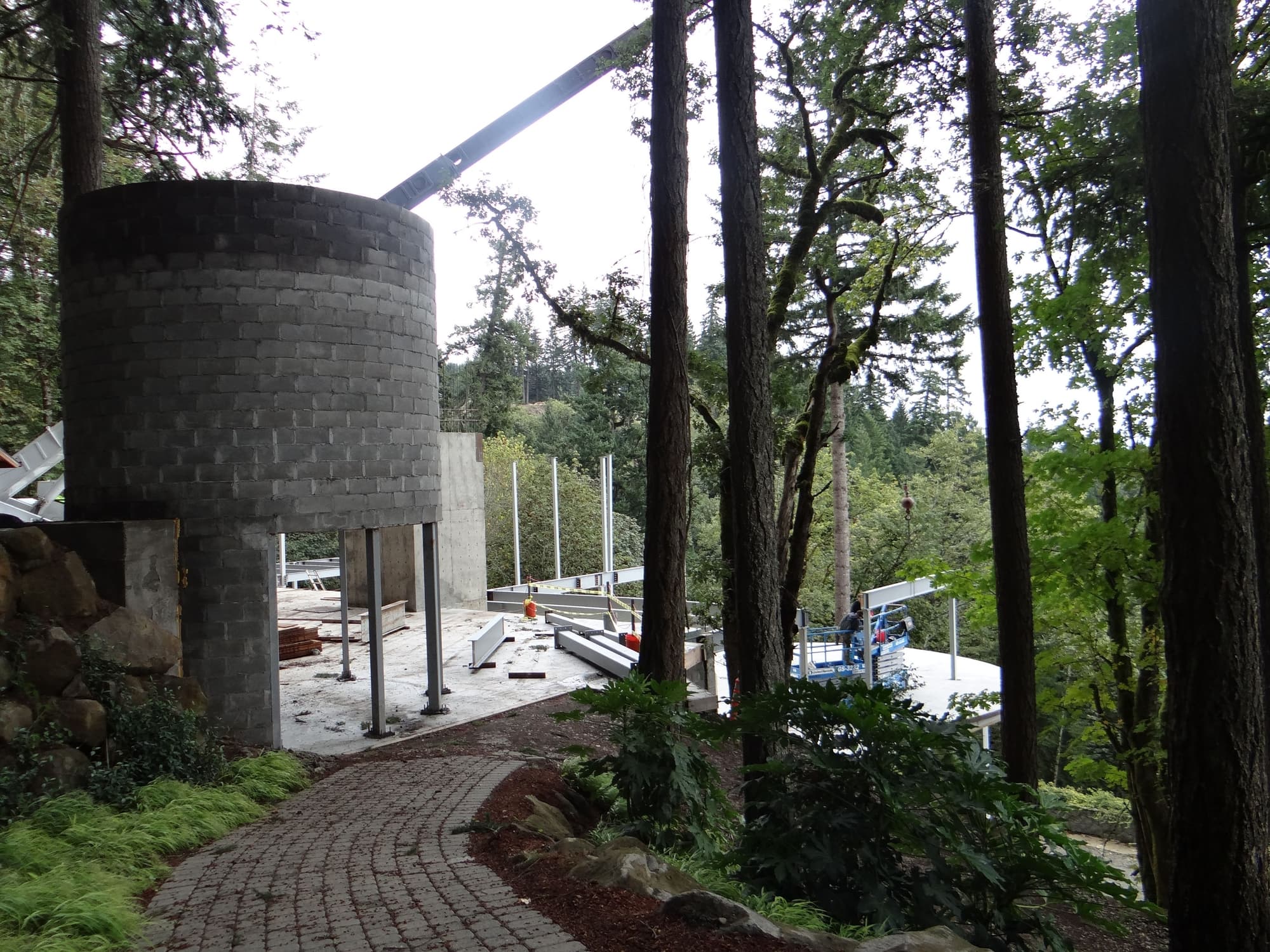 Round block tower crane