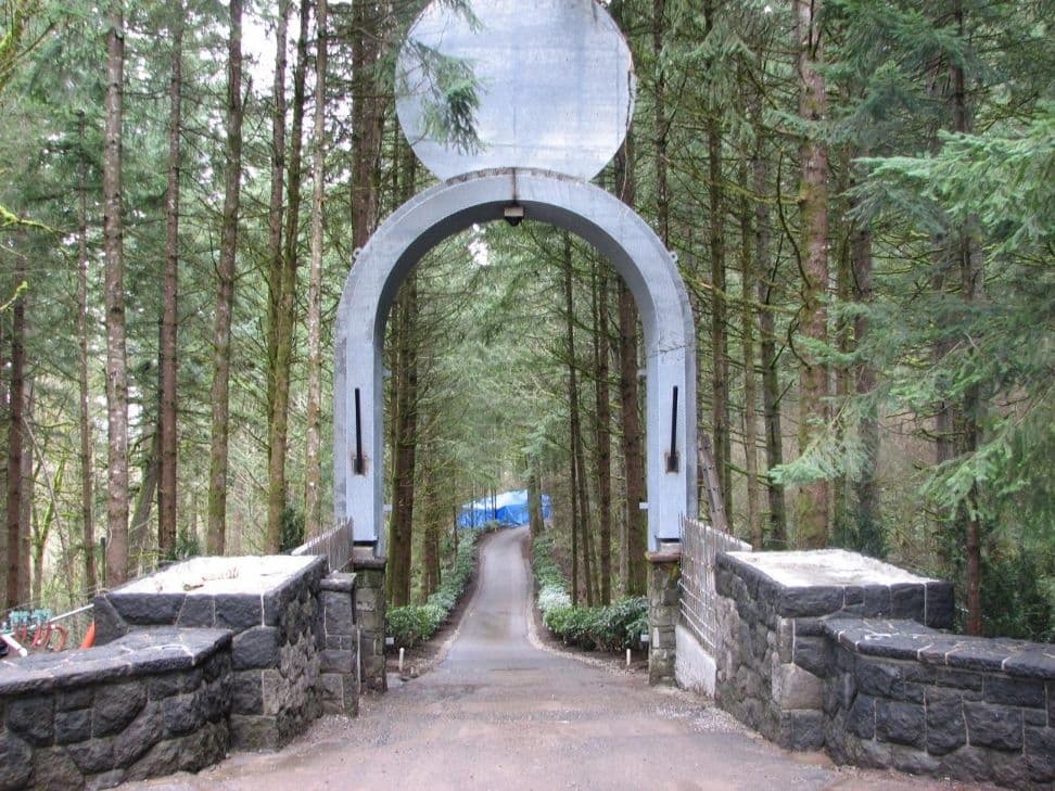 Steel arch driveway gate