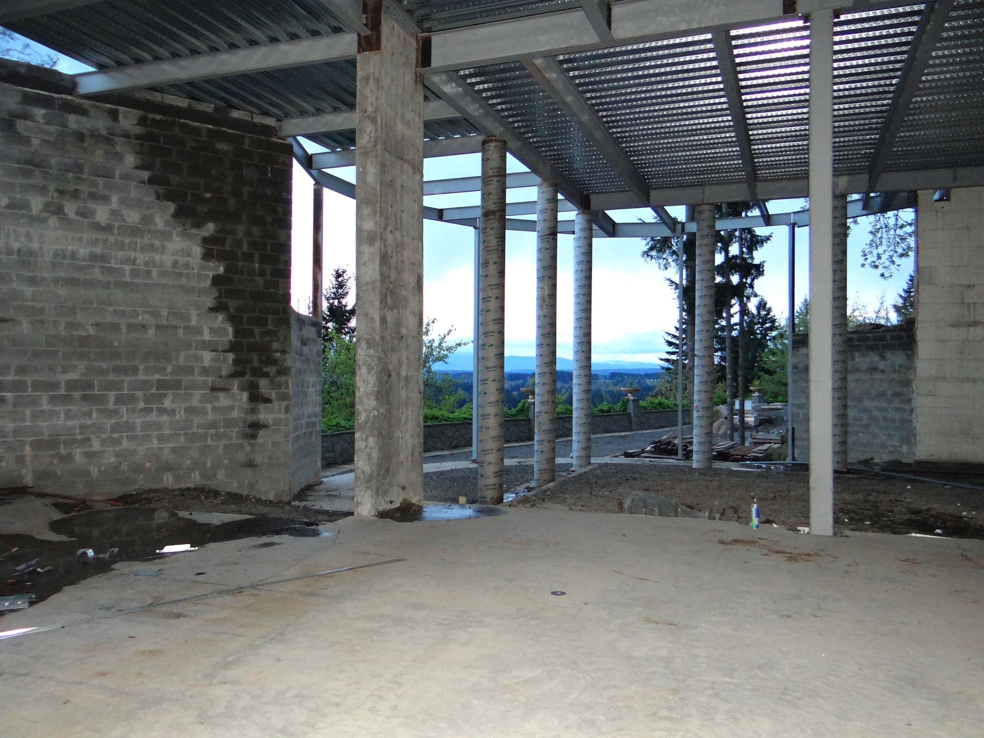 Unfinished house steel columns